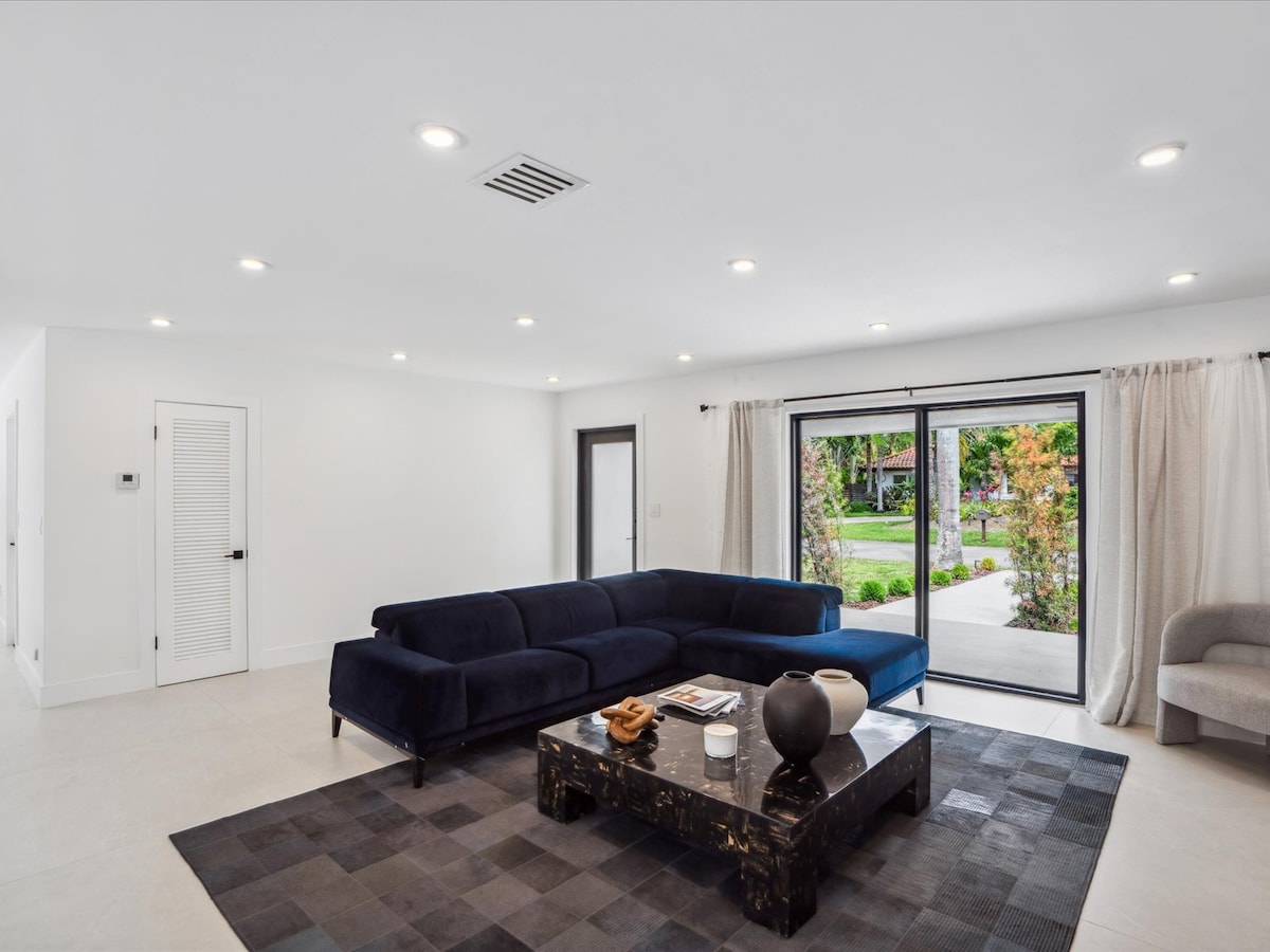 modern-luxury-home-w-racket-sports-gym-bbq/