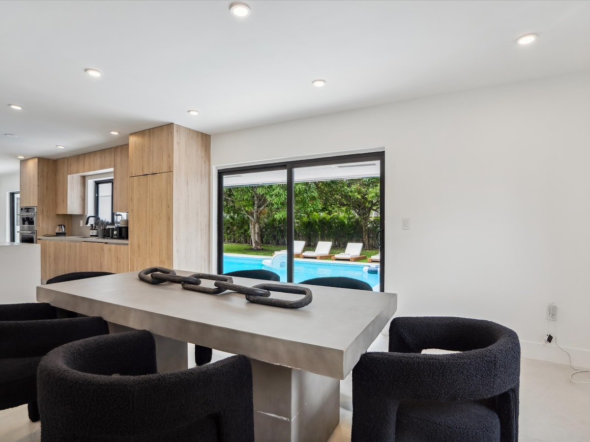 modern-luxury-home-w-racket-sports-gym-bbq/