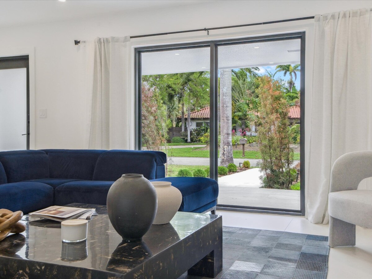 modern-luxury-home-w-racket-sports-gym-bbq/