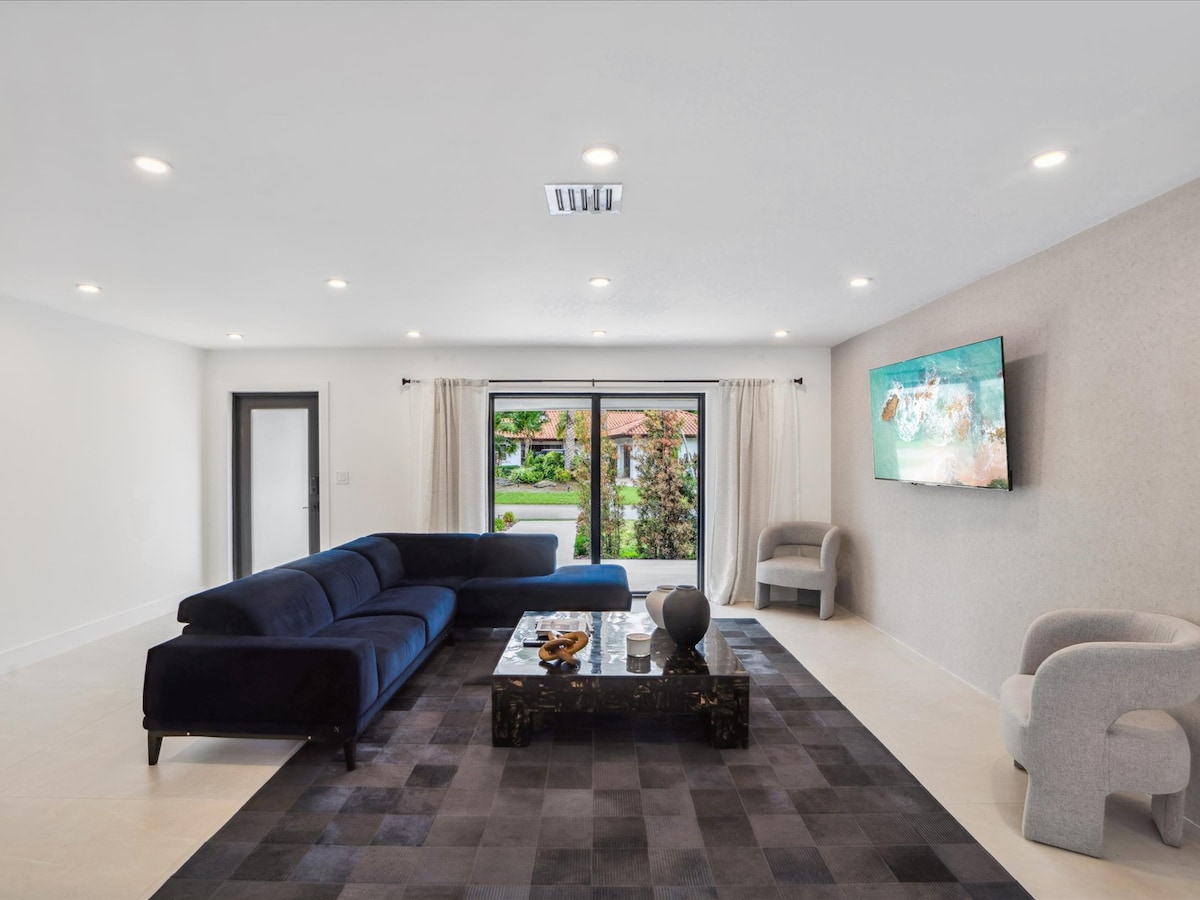 modern-luxury-home-w-racket-sports-gym-bbq/