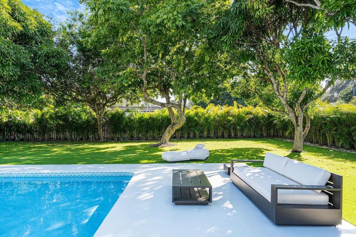 modern-luxury-home-w-racket-sports-gym-bbq/