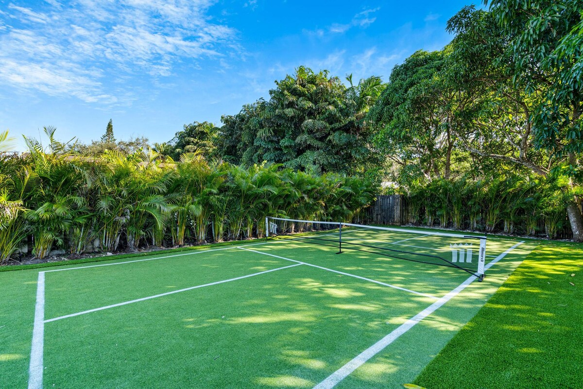 modern-luxury-home-w-racket-sports-gym-bbq/