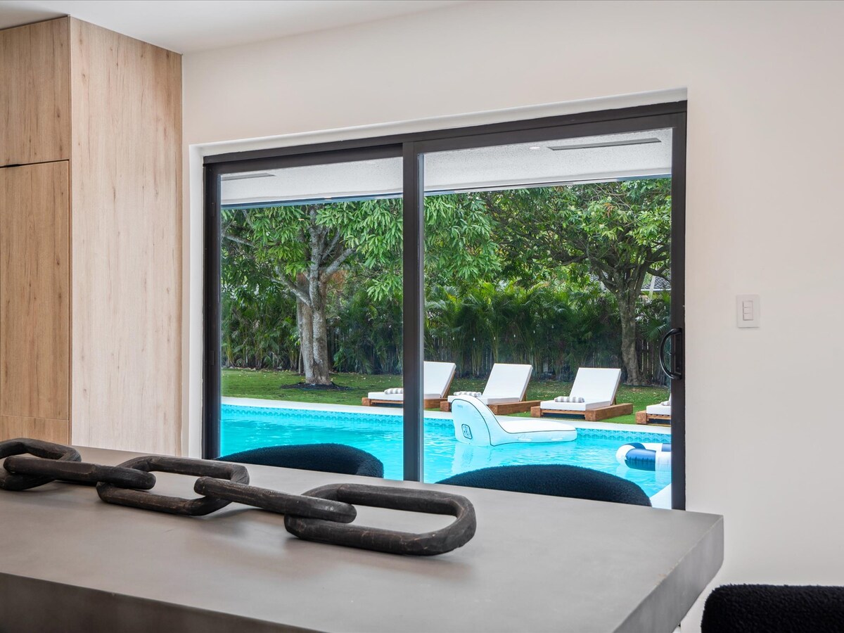 modern-luxury-home-w-racket-sports-gym-bbq/