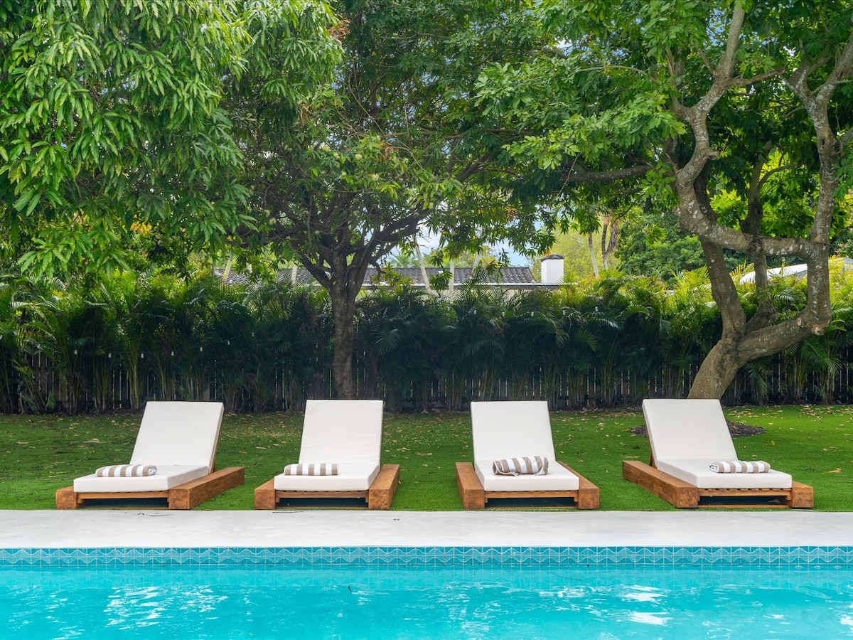 modern-luxury-home-w-racket-sports-gym-bbq/