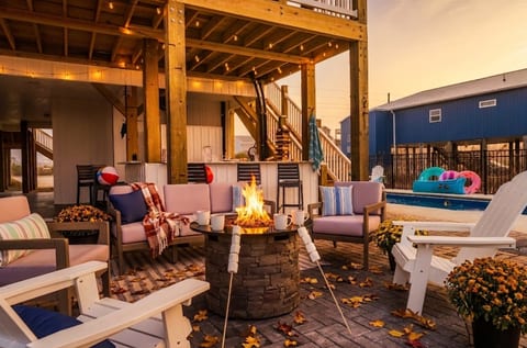 Experience the perfect blend of warmth and refreshment with our inviting fire pit. Check out more cool photos and videos of the house on our IG @CushyCoastHouse