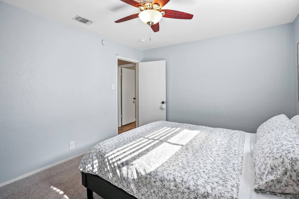 Garden Retreat / King Bed / Large Yard