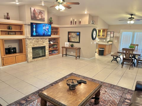 LIVING AREA – Smart TV / Complimentary Netflix / DVD Player / Wi-Fi / Stereo