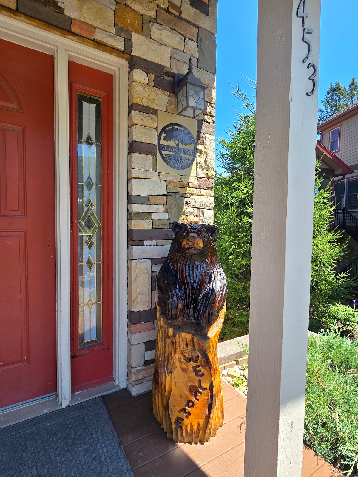 lake-front-home-w-hot-tub-firepit-walk-to-wisp/