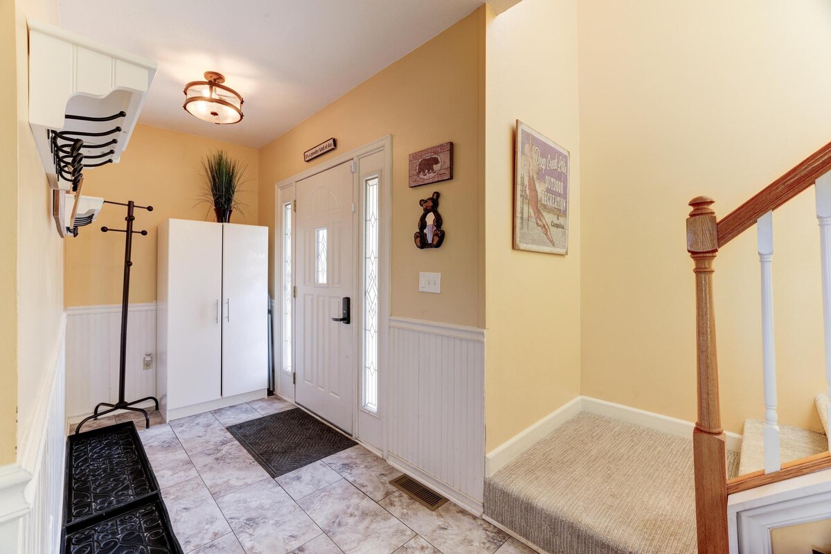 lake-front-home-w-hot-tub-firepit-walk-to-wisp/