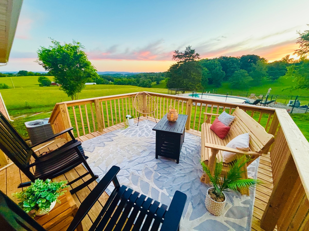 Luxury: Pool, Mt. views, Game/Movie room, King bed