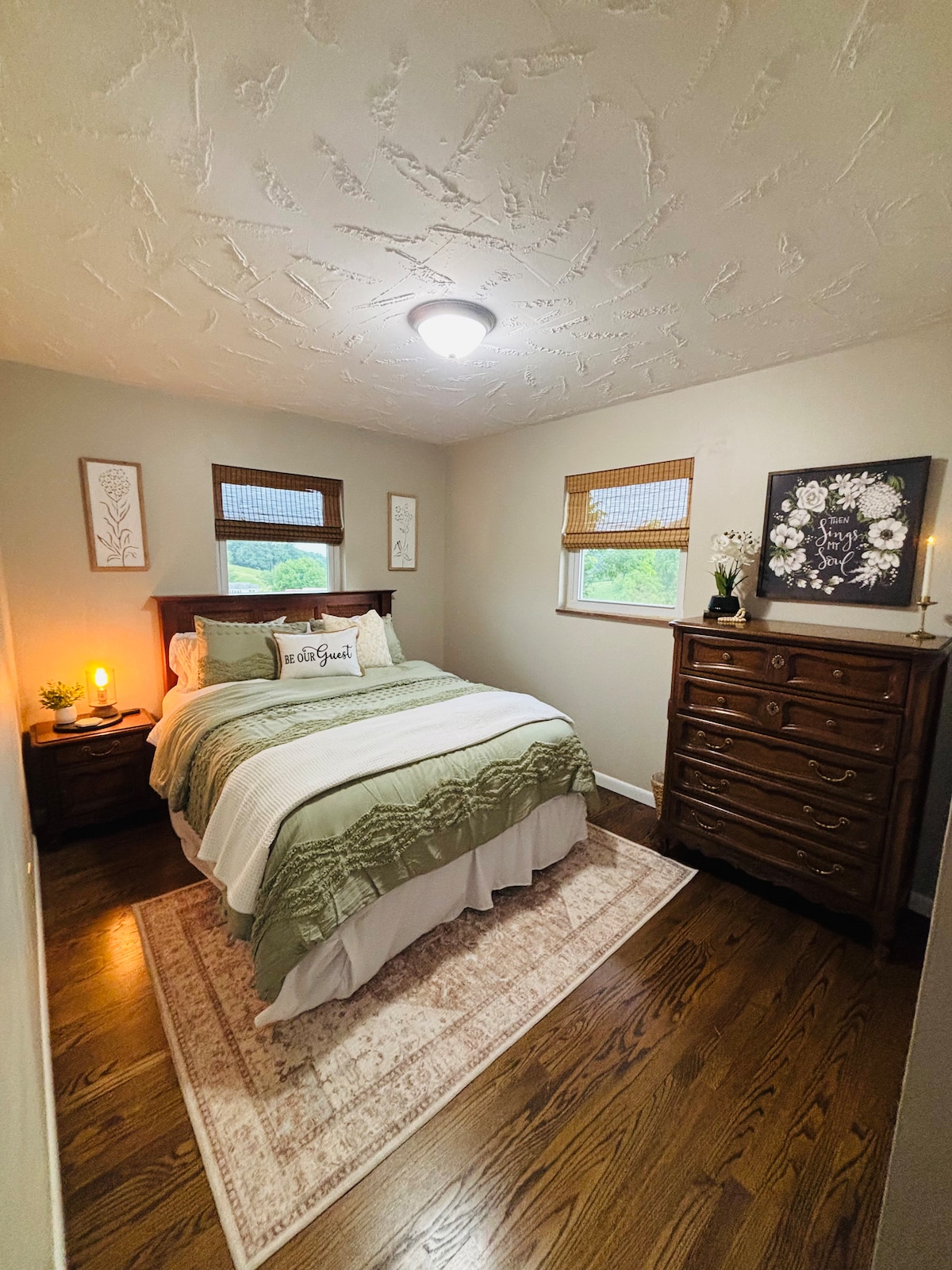 Luxury: Pool, Mt. views, Game/Movie room, King bed