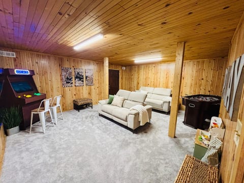 Luxury: Pool, Mt. views, Game/Movie room, King bed