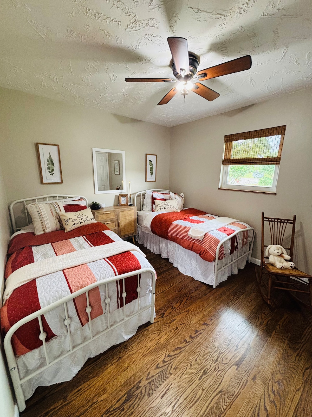 Luxury: Pool, Mt. views, Game/Movie room, King bed