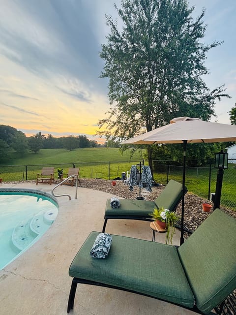 Luxury: Pool, Mt. views, Game/Movie room, King bed