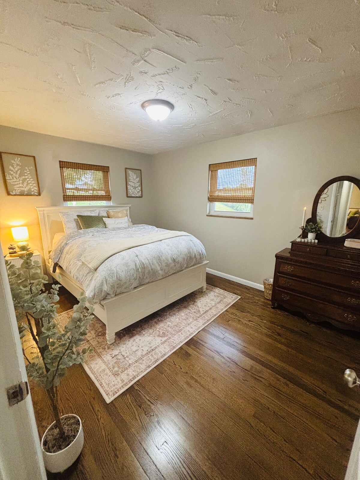 Luxury: Pool, Mt. views, Game/Movie room, King bed