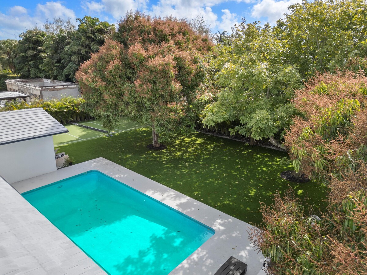 luxury-house-with-padel-court-pool-gym-golf/