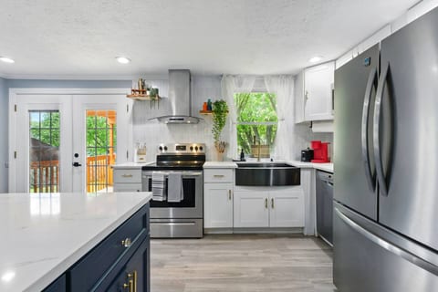 Cozy Winter 4BR Gem Near DC, Fire Pit, Cocoa Bar