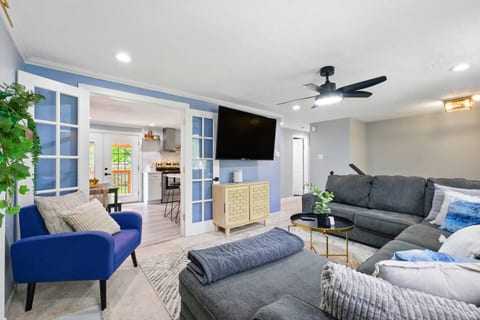 Cozy Winter 4BR Gem Near DC, Fire Pit, Cocoa Bar