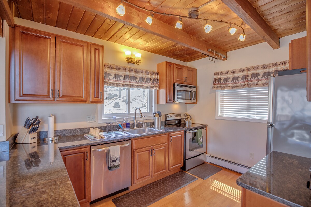 Rustic, Cozy and Picturesque getaway on Loon