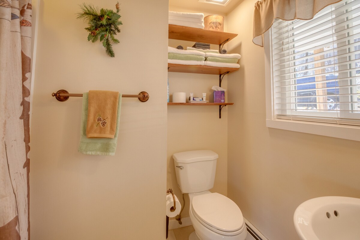 Rustic, Cozy and Picturesque getaway on Loon