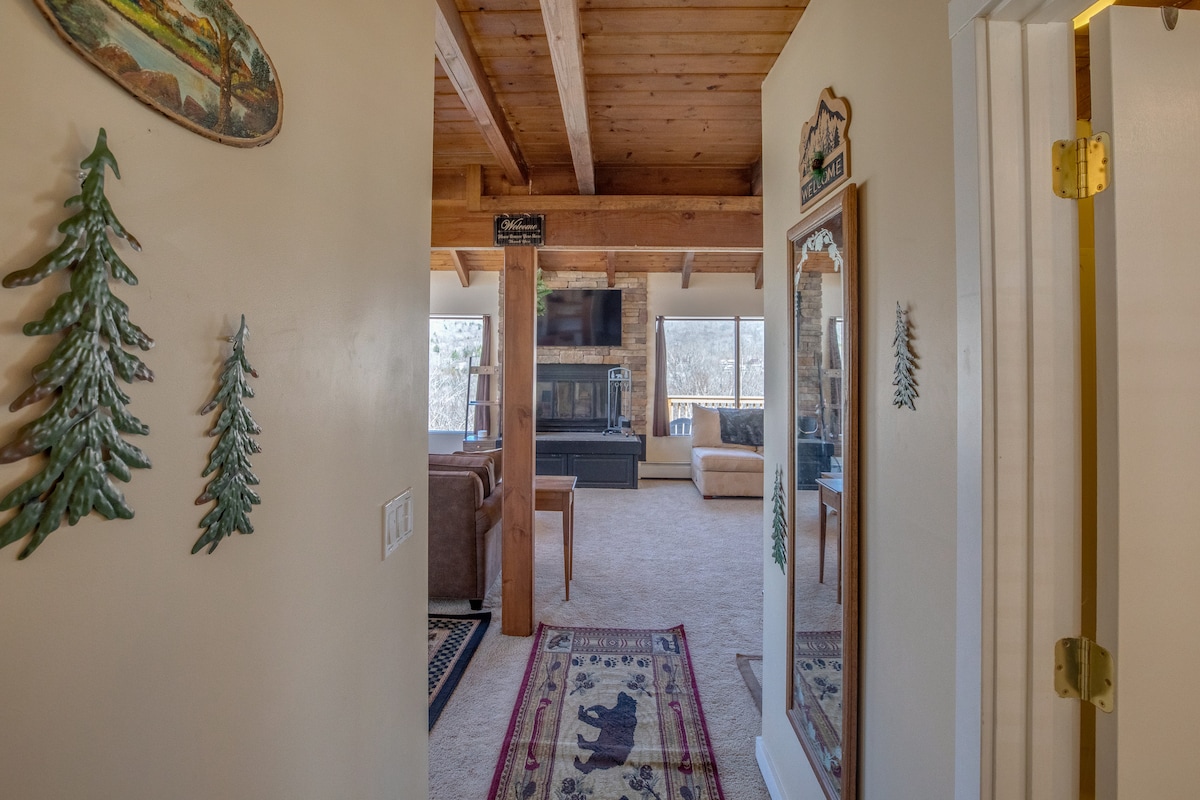 Rustic, Cozy and Picturesque getaway on Loon