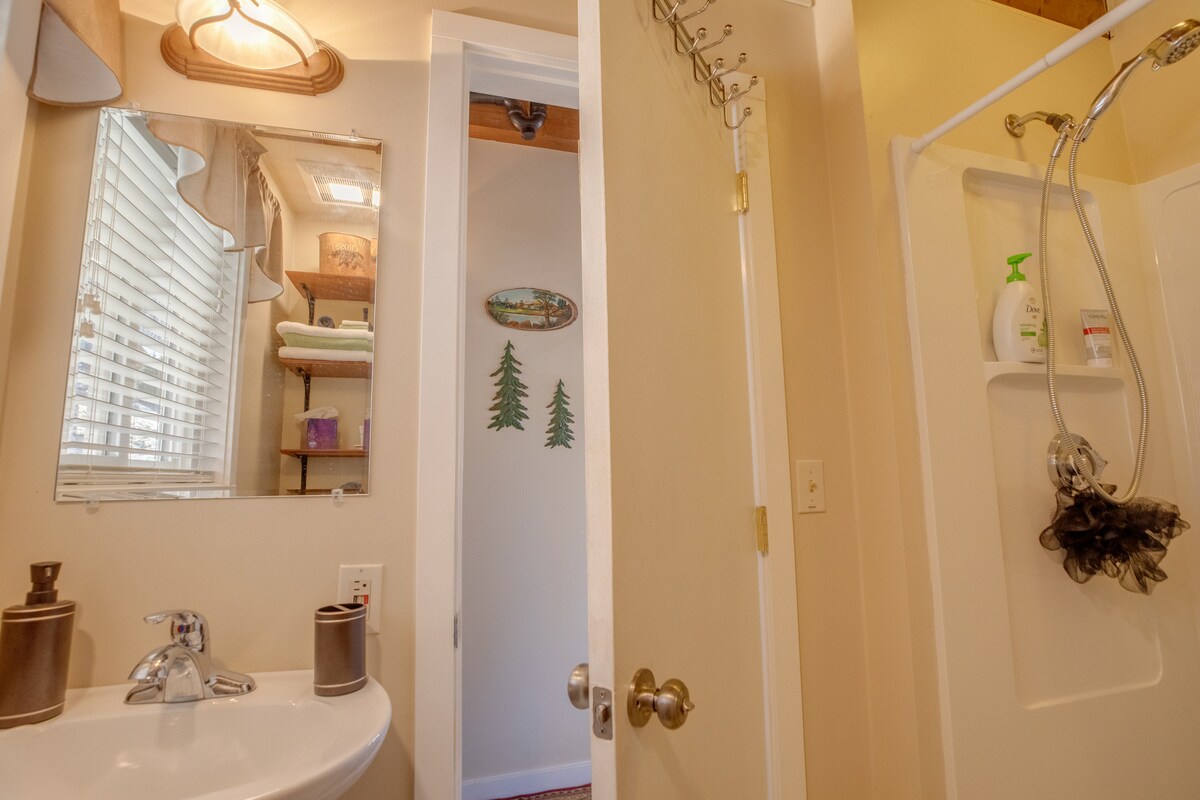 Rustic, Cozy and Picturesque getaway on Loon