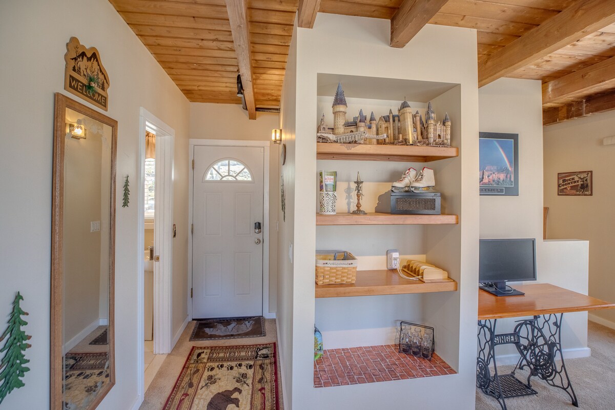 Rustic, Cozy and Picturesque getaway on Loon