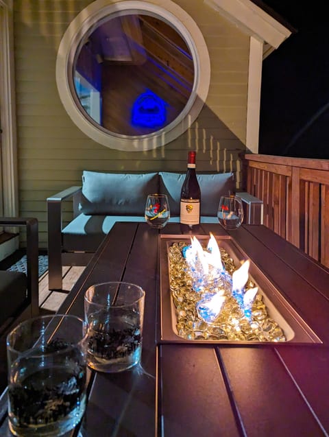 Luxe Ski in/ out, Foliage, Hiking, Sauna & Hot Tub