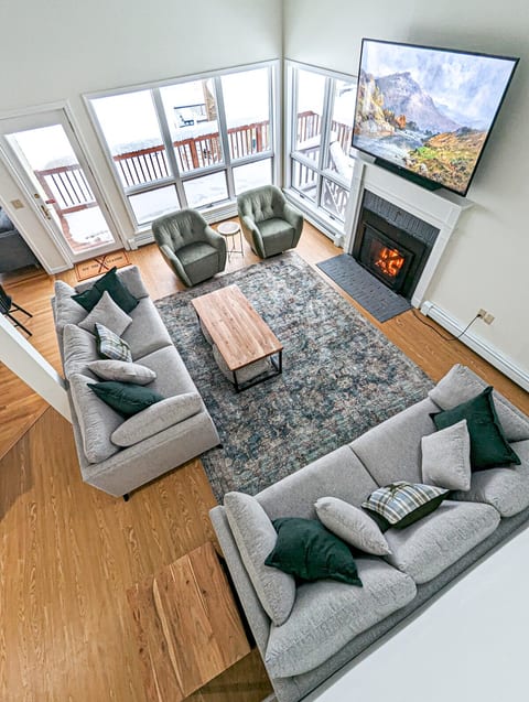 Luxe Ski in/ out, Foliage, Hiking, Sauna & Hot Tub