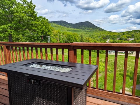 Luxe Ski in/ out, Foliage, Hiking, Sauna & Hot Tub