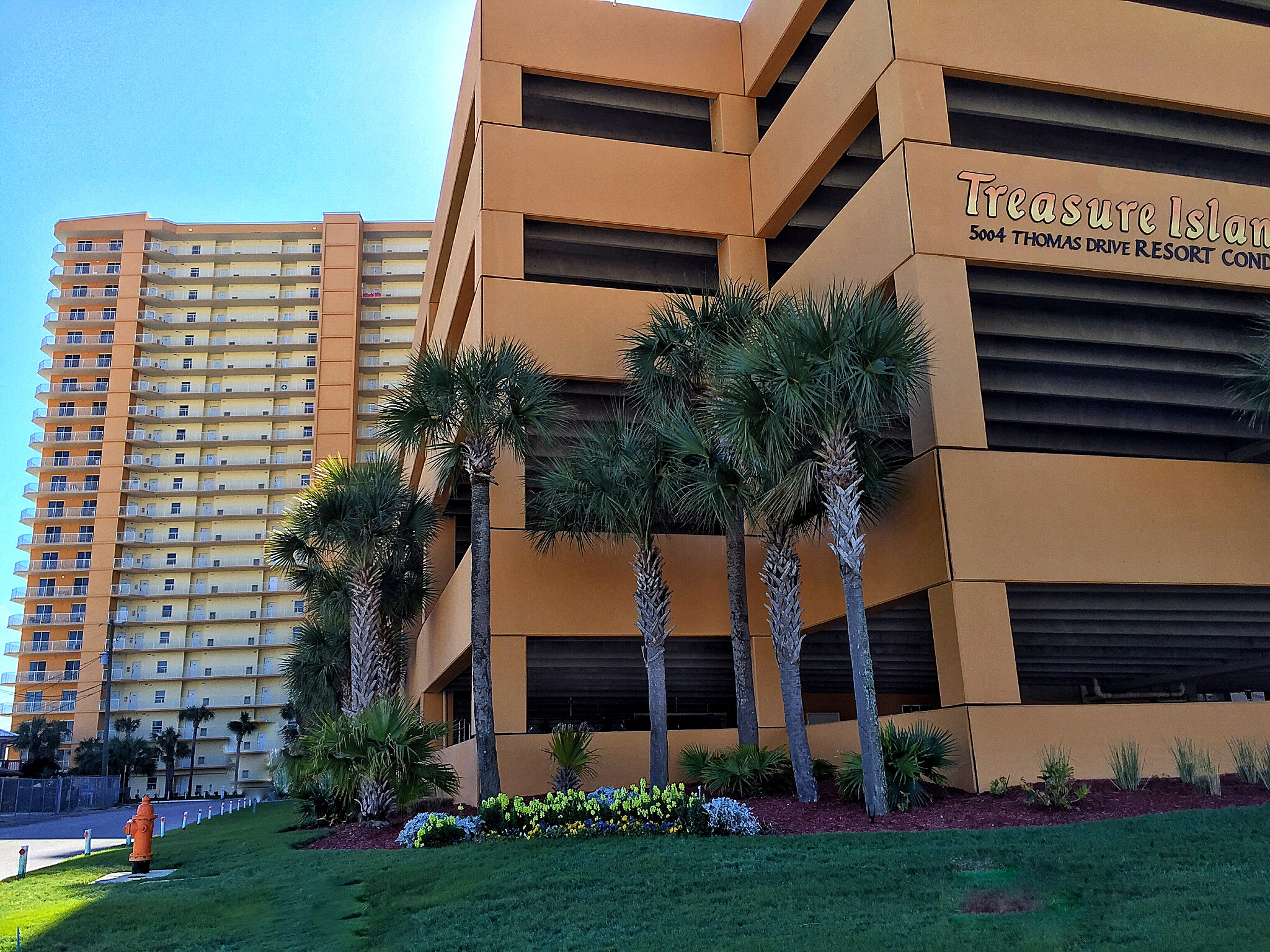 Treasure Island parking garage Treasure Island parking garage - Butler's Treasure Island 1210 - Panama City Beach