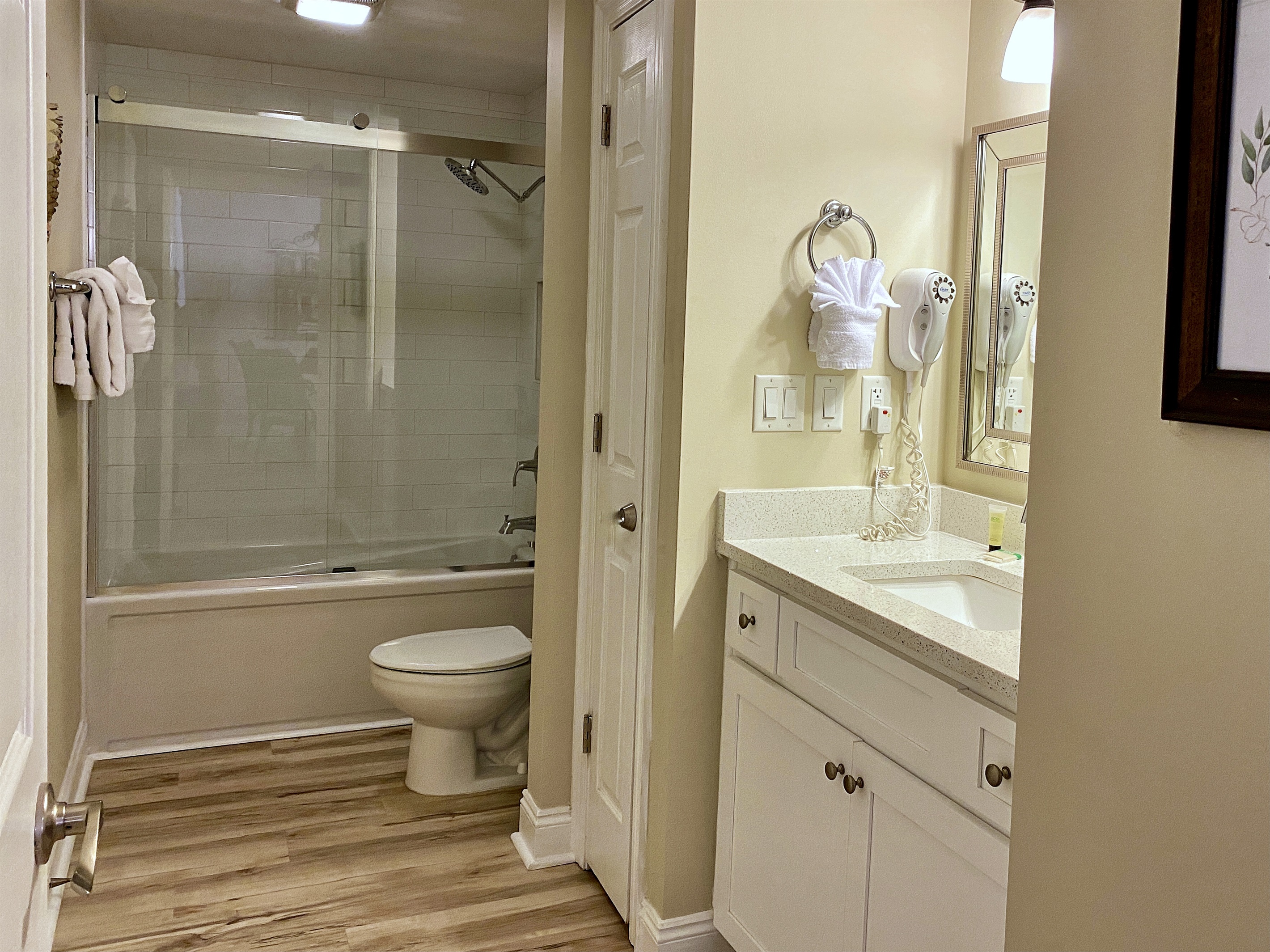 New tub, tile surround and glass doors 2021 New tub, tile surround and glass doors 2021 - Butler's Treasure Island 1210 - Panama City Beach