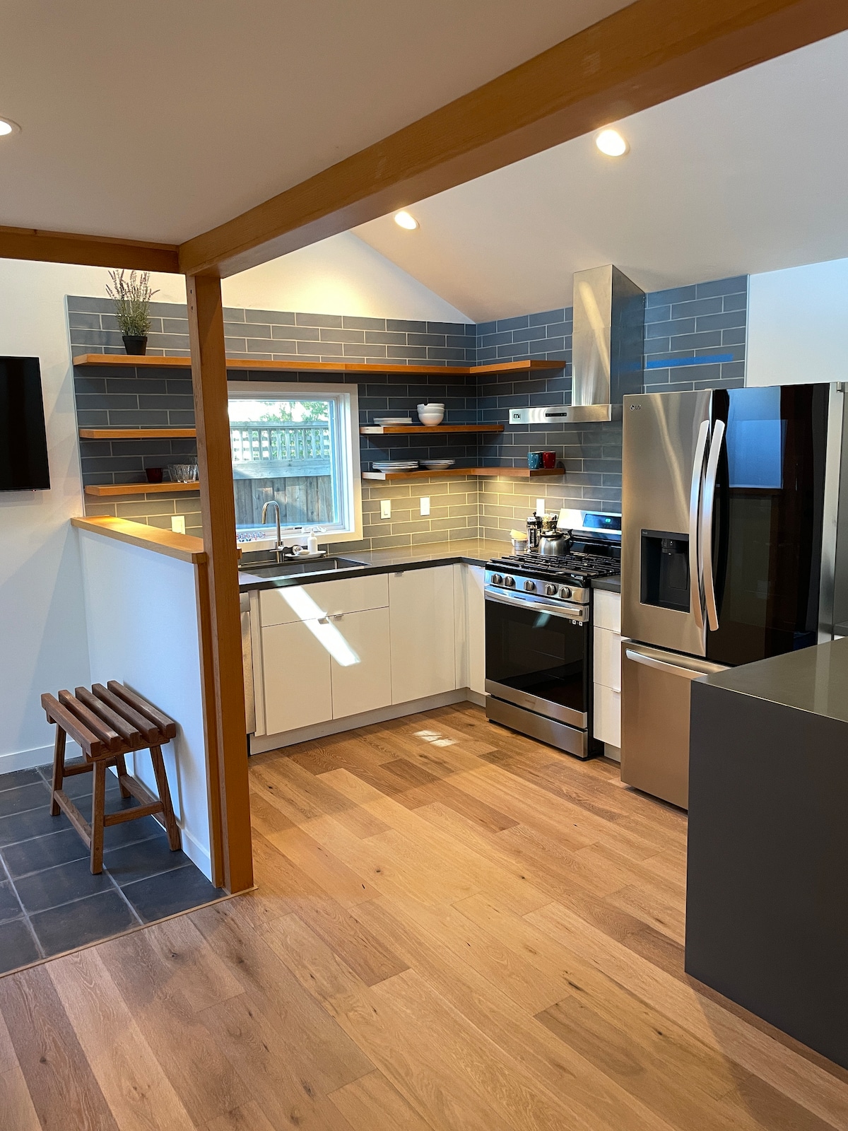 Redwood Loft & Light 700sqft house with 2 beds