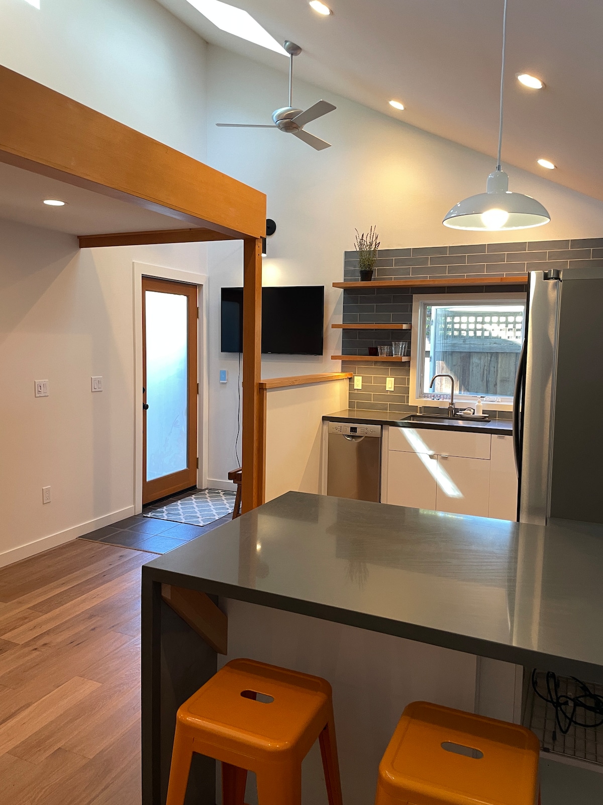 Redwood Loft & Light 700sqft house with 2 beds