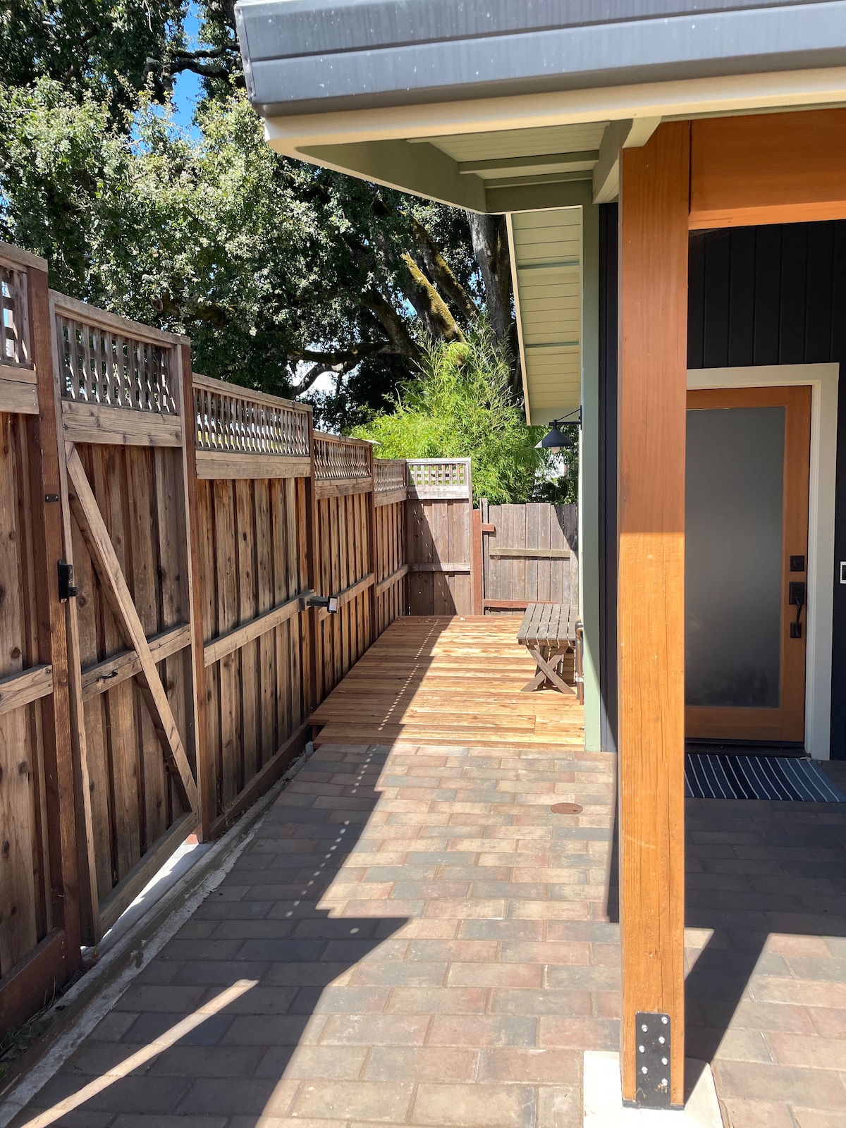 Redwood Loft & Light 700sqft house with 2 beds