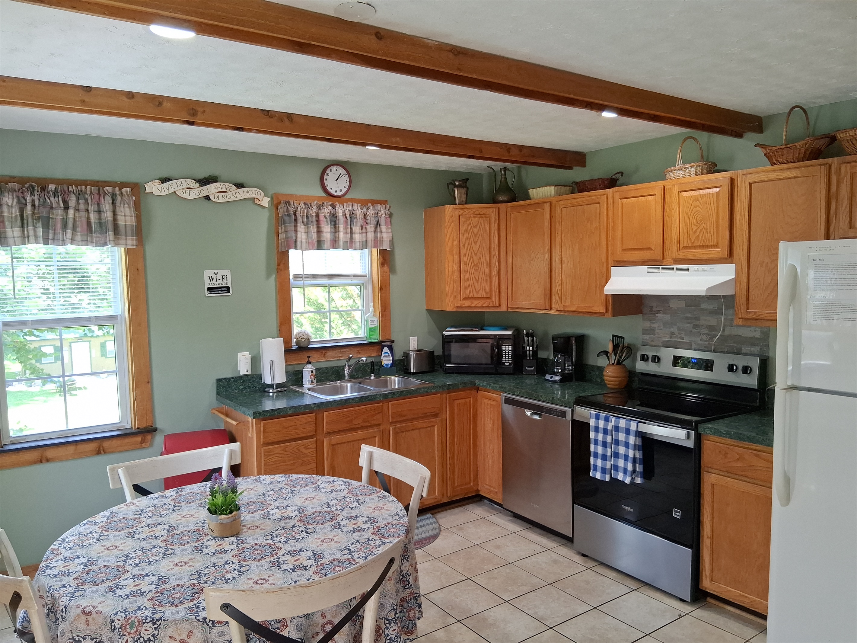 Newly painted full kitchen for cooking!