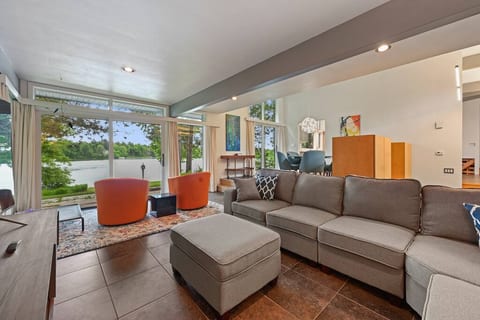 Modern Style Lakefront Retreat