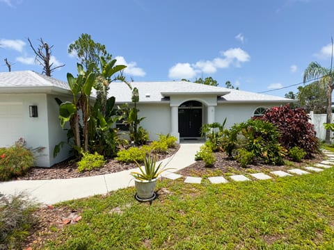 Villa Happy Gator 2 - Tropical Retreat near Beach
