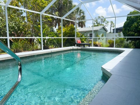 Villa Happy Gator 2 - Tropical Retreat near Beach