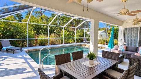 Villa Happy Gator 2 - Tropical Retreat near Beach