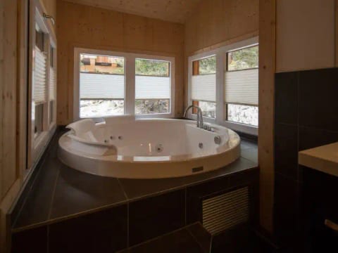 #31 mit IR-Sauna und Sprudelbad innen
