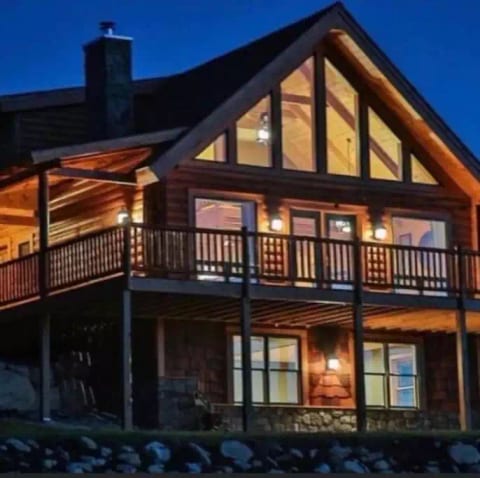 Mountain Home, panoramic views & Hot Tub