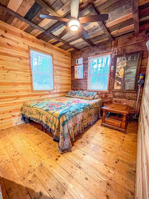 Soaring Pines Lakefront Cabin