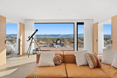 Joshua Tree Off-Grid Container Home: Hot Tub, Sauna, Hammocks, Outdoor Shower/Tubs