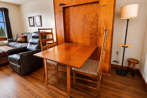 Rimfire 149 Cozy Studio With Fireplace Sleeps 4 In Village Parking WiFi