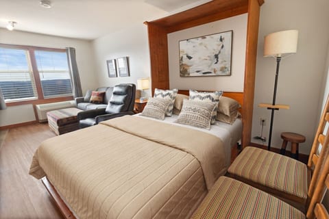 Rimfire 149 Cozy Studio With Fireplace Sleeps 4 In Village Parking WiFi
