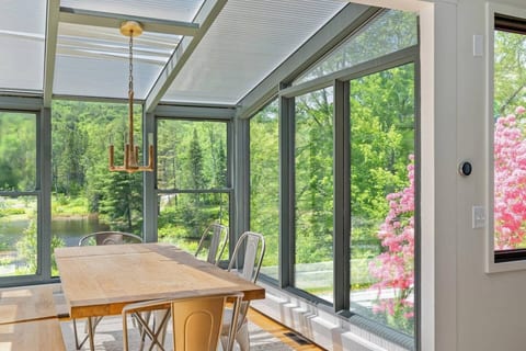 Amazing Views! Private Sauna, Game Room, Private Deck