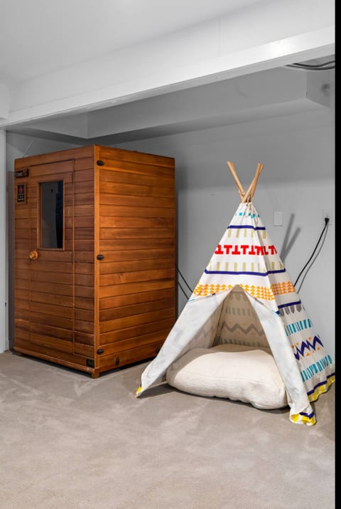 Amazing Views! Private Sauna, Game Room, Private Deck