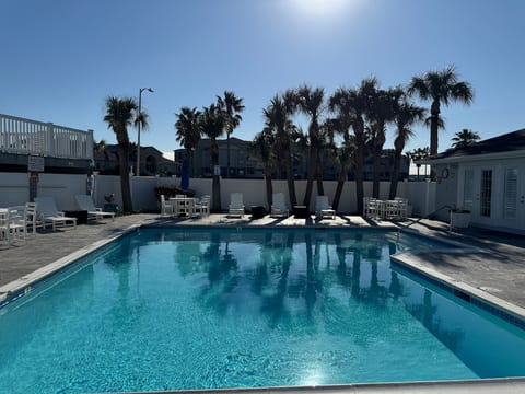 King bed • garage, patio, & ping pong by beach