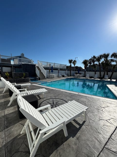 King bed • garage, patio, & ping pong by beach